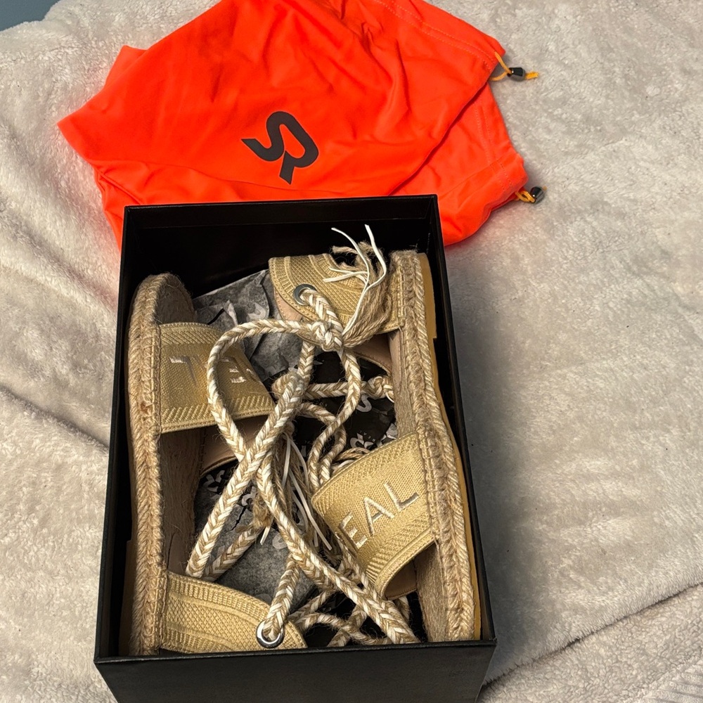 So Real GSUWOO Sandals in Beige